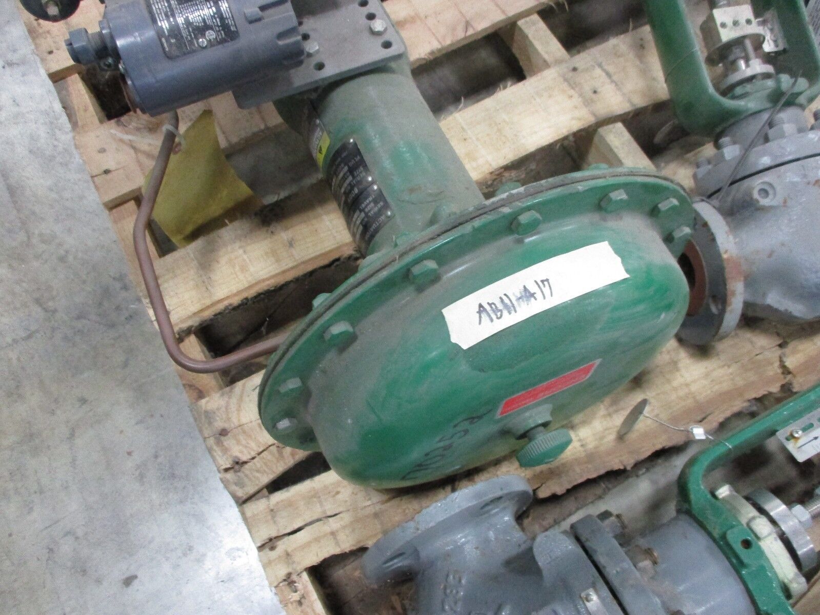 Fisher Diaphragm Control Valve w/ Positioner 667 / EZ Type 582i Positioner Used