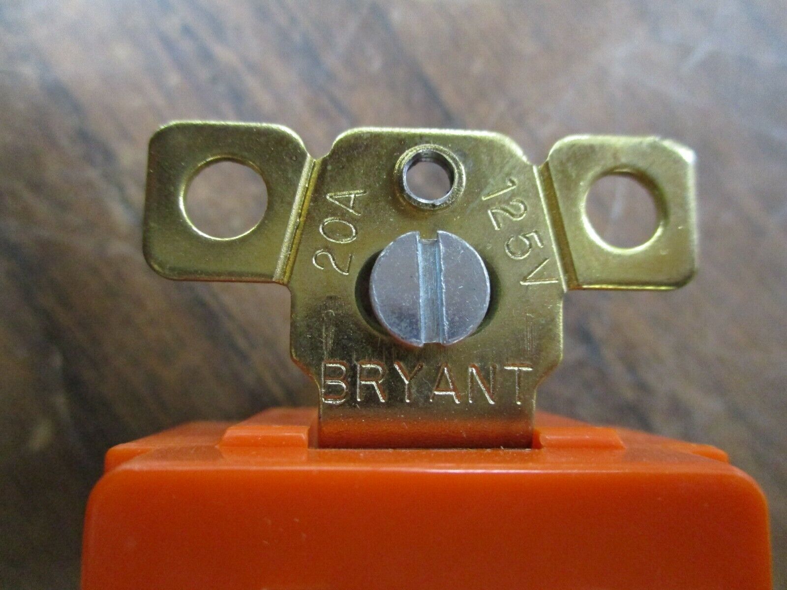 Bryant Tech Spec Duplex Outlet 9300IG 20A 125V 2P 3W Orange New Surplus
