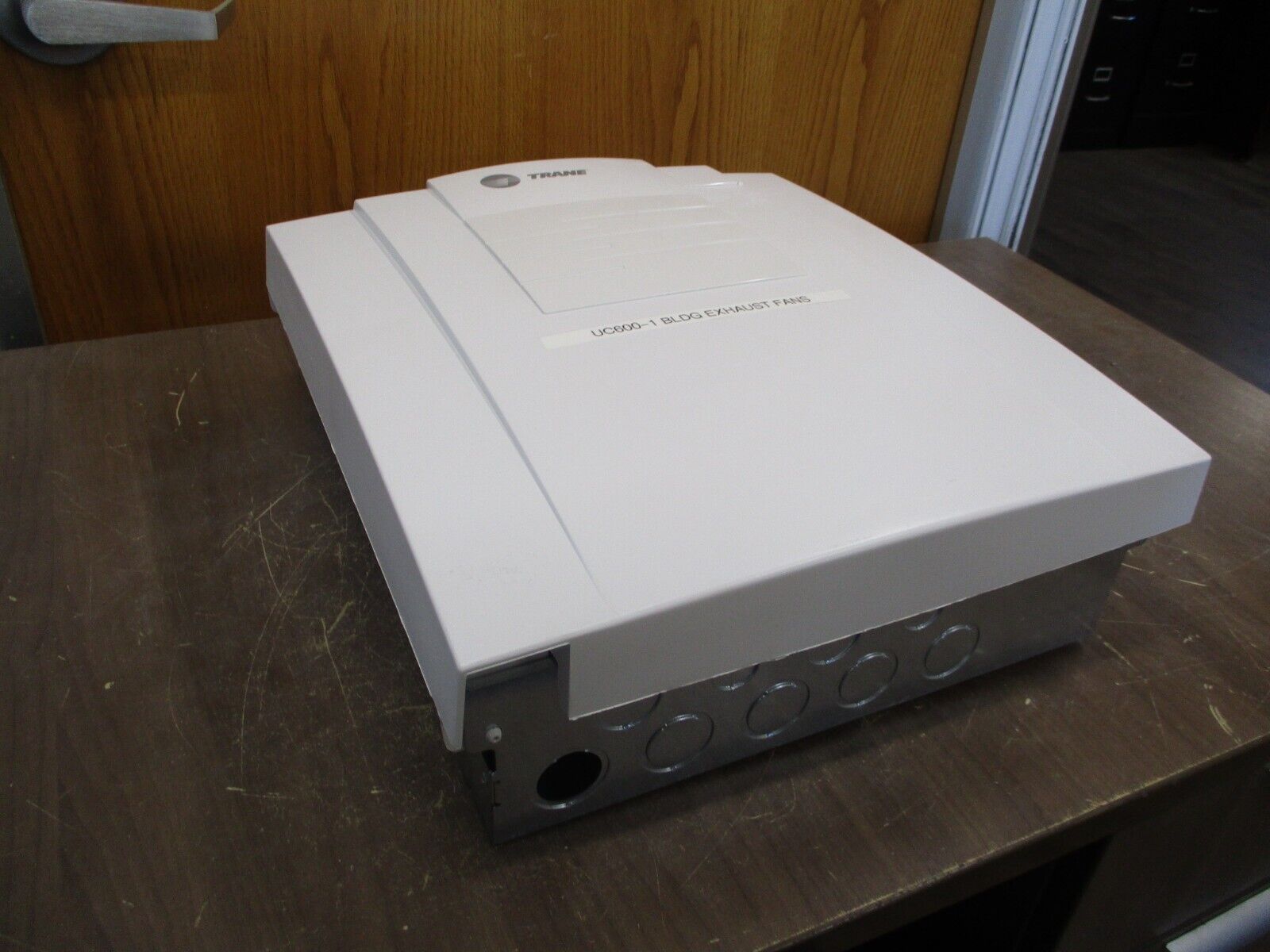 Trane Tracer Control Unit X13651560-01 Output: 24VAC *One Door Magnet* Used