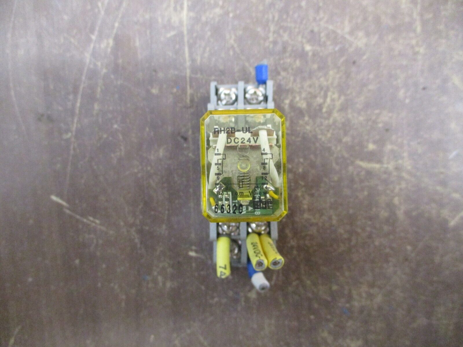 IDEC Relay w/ Base RH2B-UL 24VDC *Lot of 2* Used