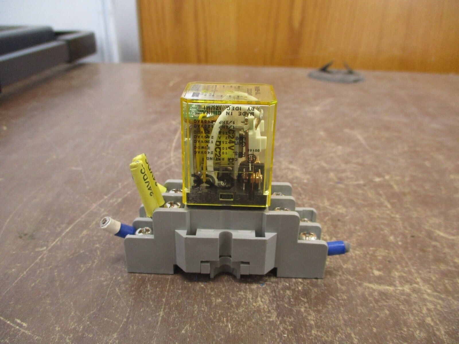 IDEC Relay w/ Base RH2B-UL 24VDC *Lot of 2* Used