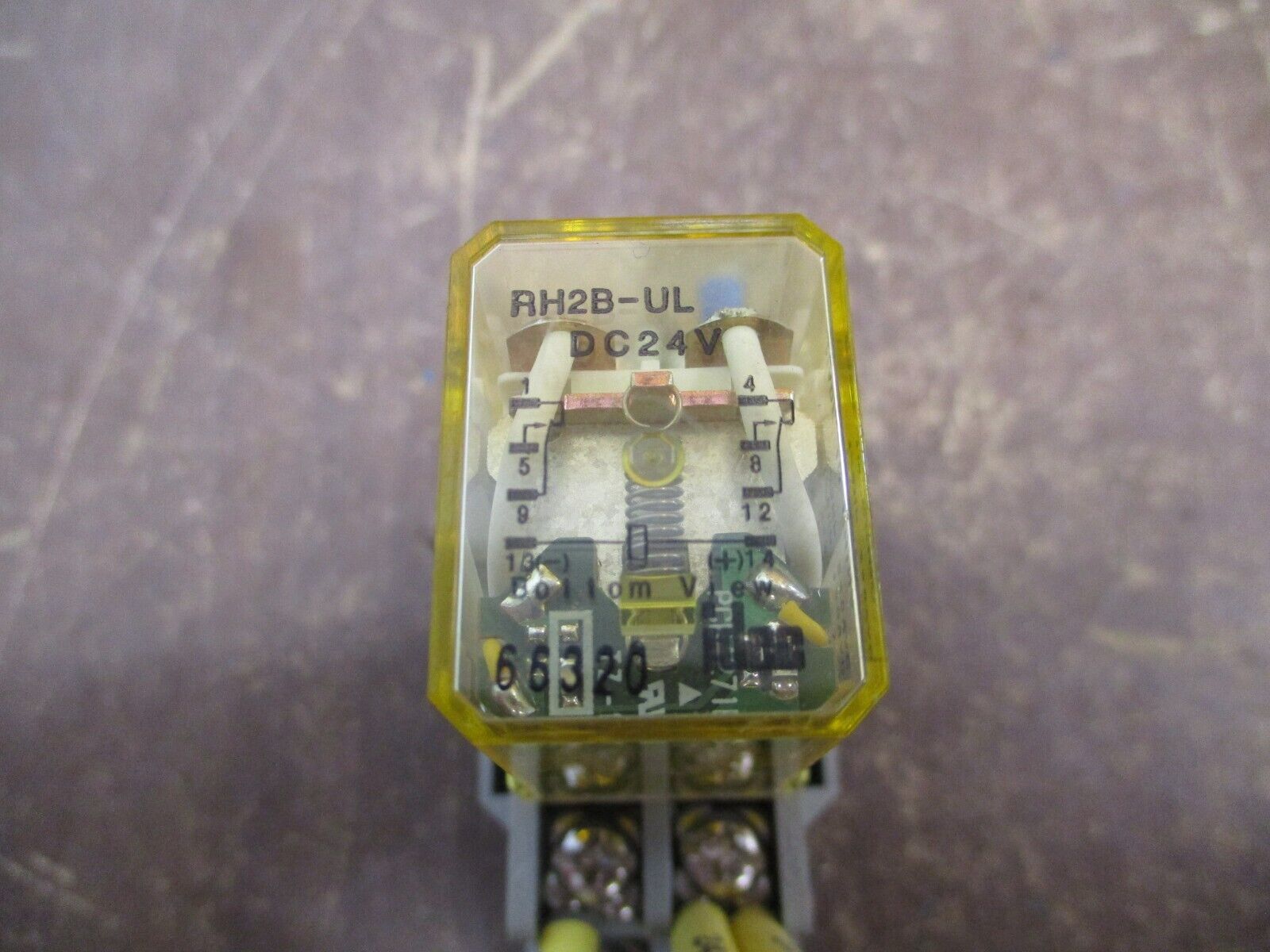 IDEC Relay w/ Base RH2B-UL 24VDC *Lot of 2* Used