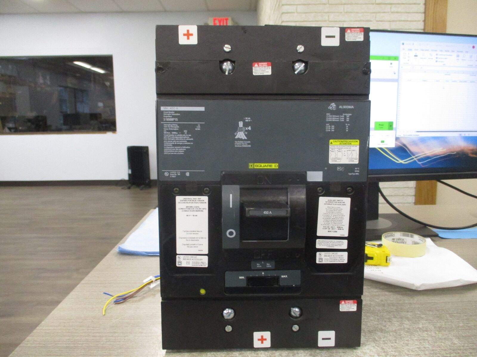 Square D MH 450A Circuit Breaker 519568P15 450A 600VDC Used