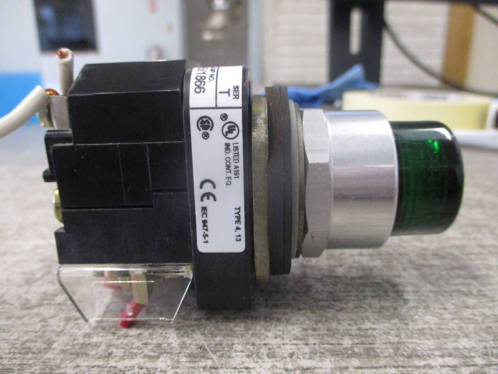 Allen-Bradley Illuminated Push Button 800T-PT16 Ser. T Green 120V 50/60Hz Used