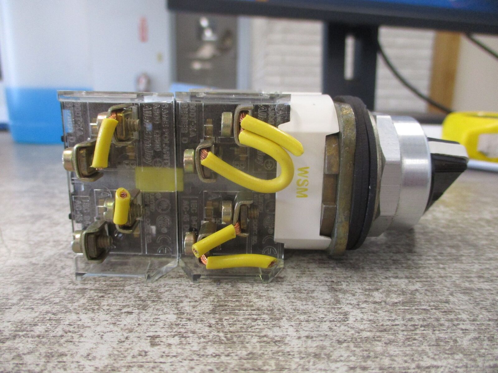Allen-Bradley Selector Switch 800T-H17 Ser. T Nema 4, 13 Used