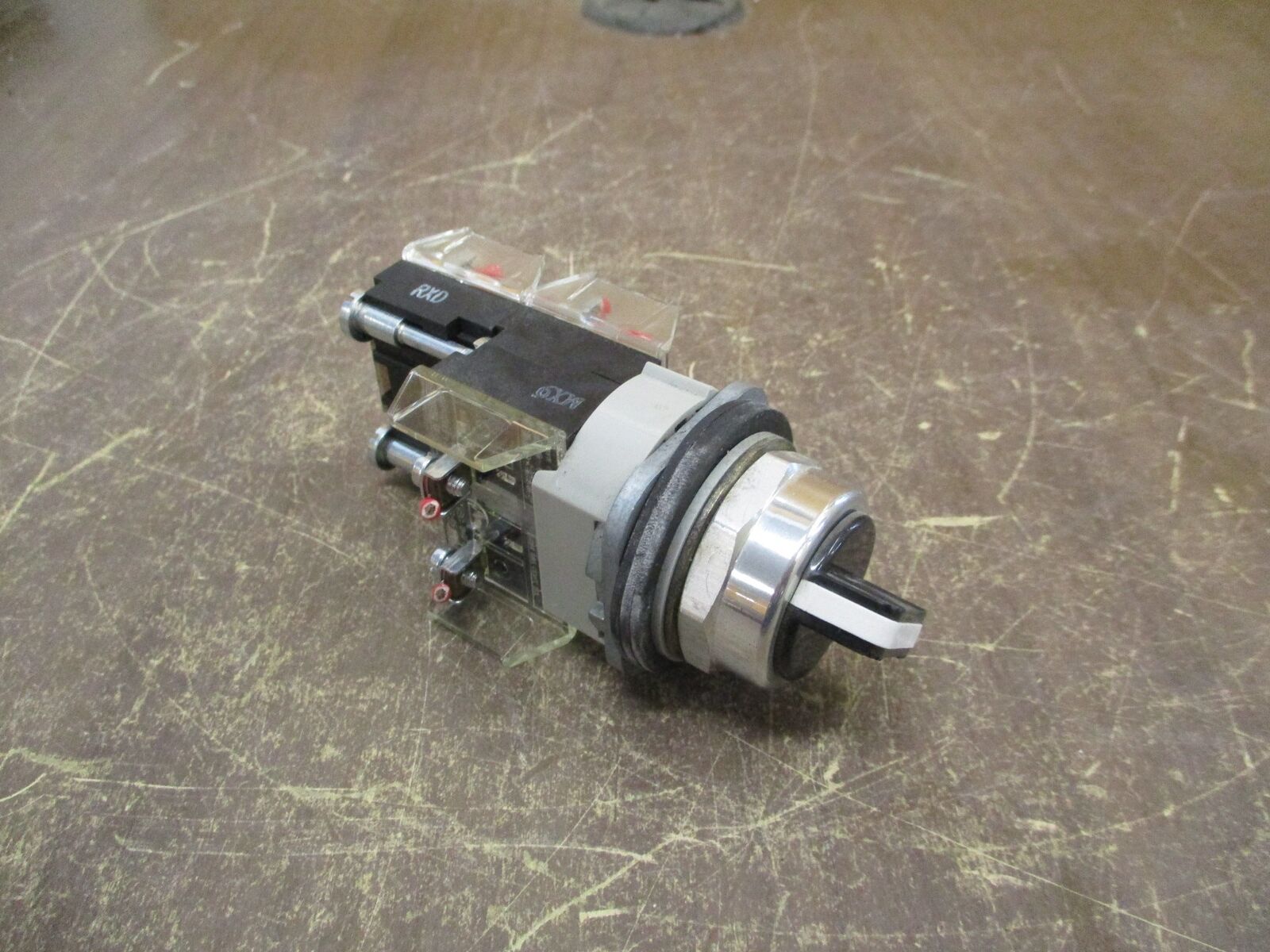 Allen-Bradley Selector Switch 800T-J2KE7 Ser. T Nema 4, 13 Used