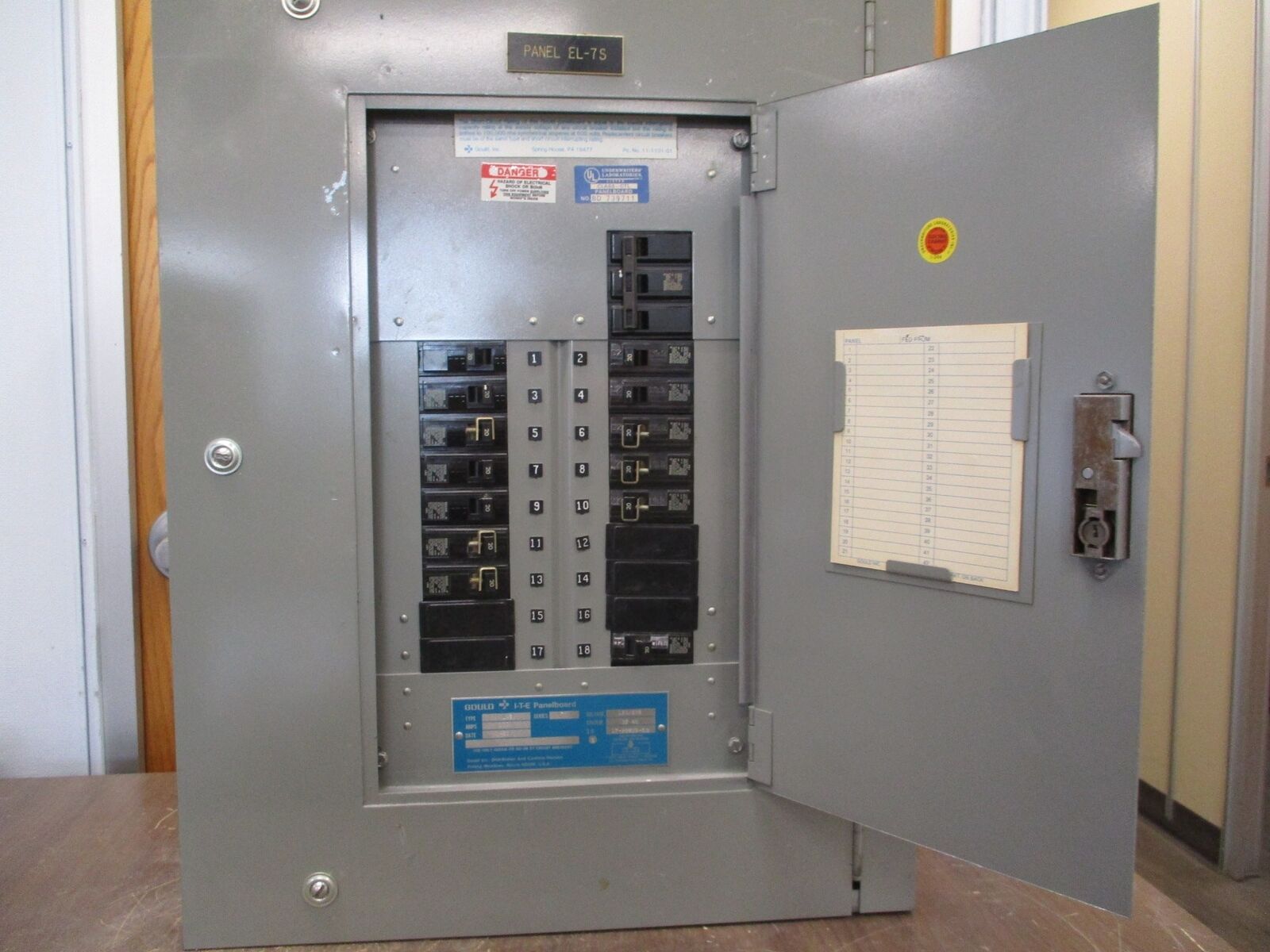 ITE Main Breaker Circuit Breaker Panel NLAB 100A Max, 100A Main 120/208V 3Ph 4W