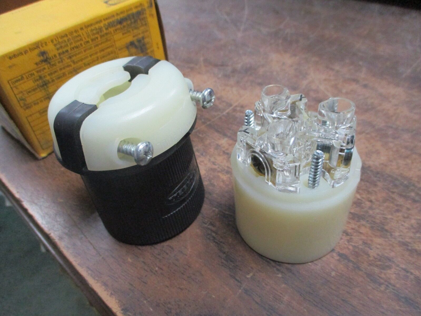 Hubbell Twist Lock Connector HBL2323 New Surplus