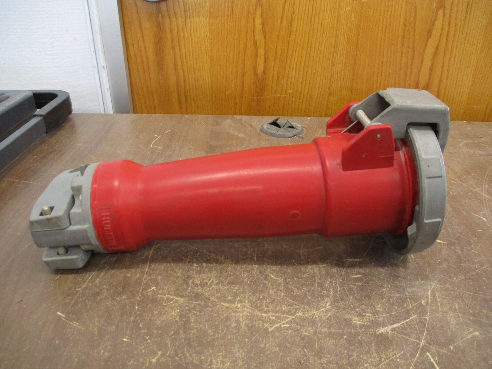 Hubbell Connector 4100C7W 100A 480V 3Ph *Broken Cover Hinge* Used