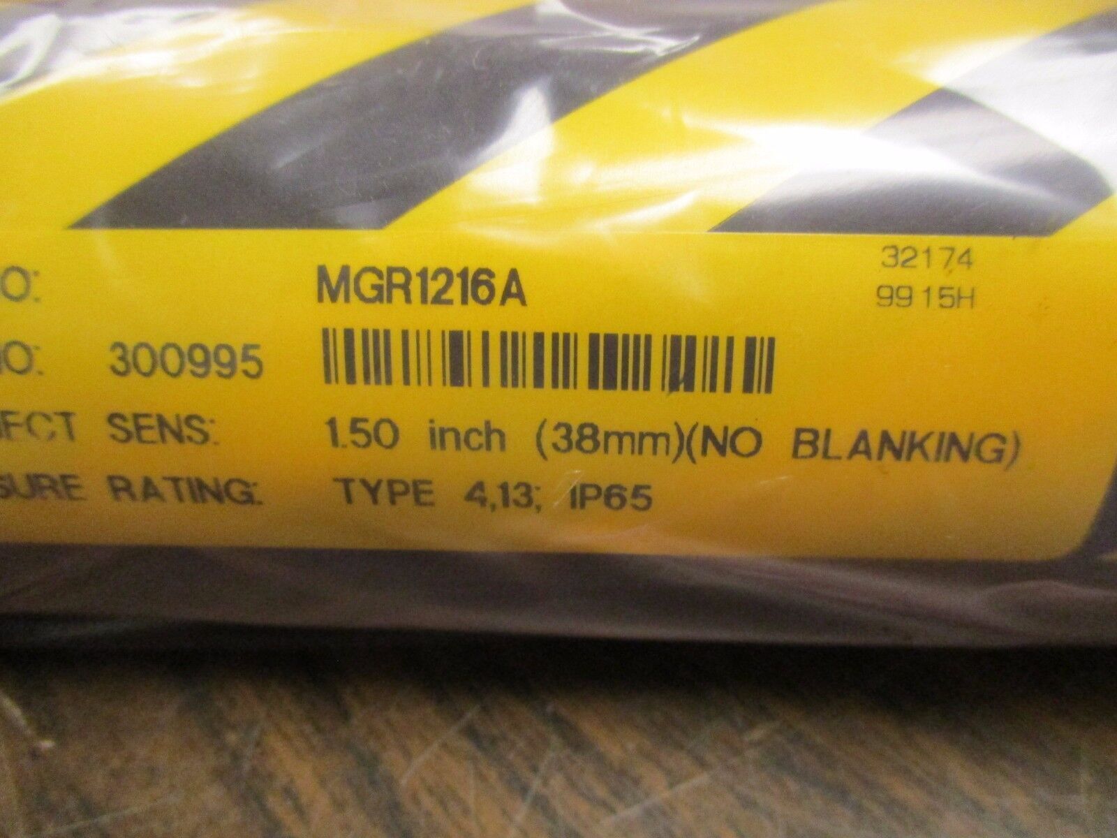 Banner Light Curtain MGR1216A With Mount Min Object- Sens: 1.5" New Surplus
