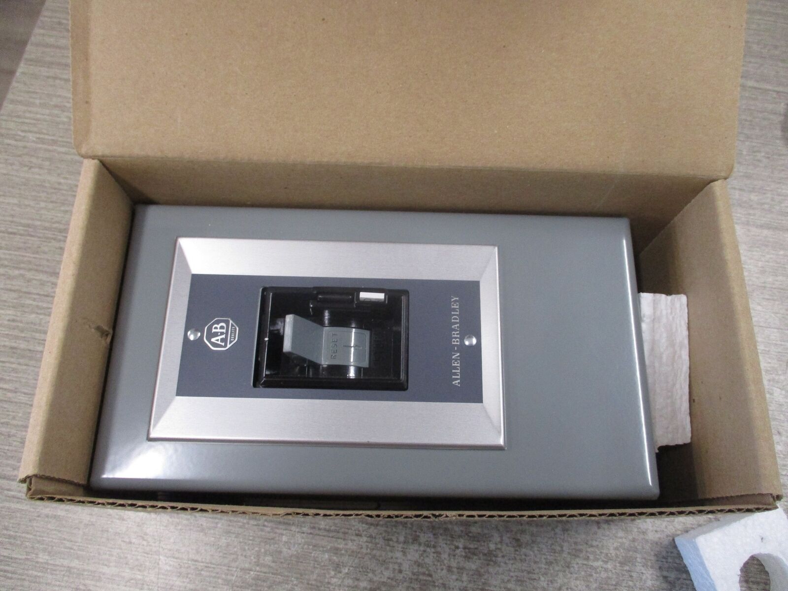 Allen-Bradley Enclosed Size 0 Manual Starter 609T-AWW Ser. H 3Ph Type 1 Enclosur