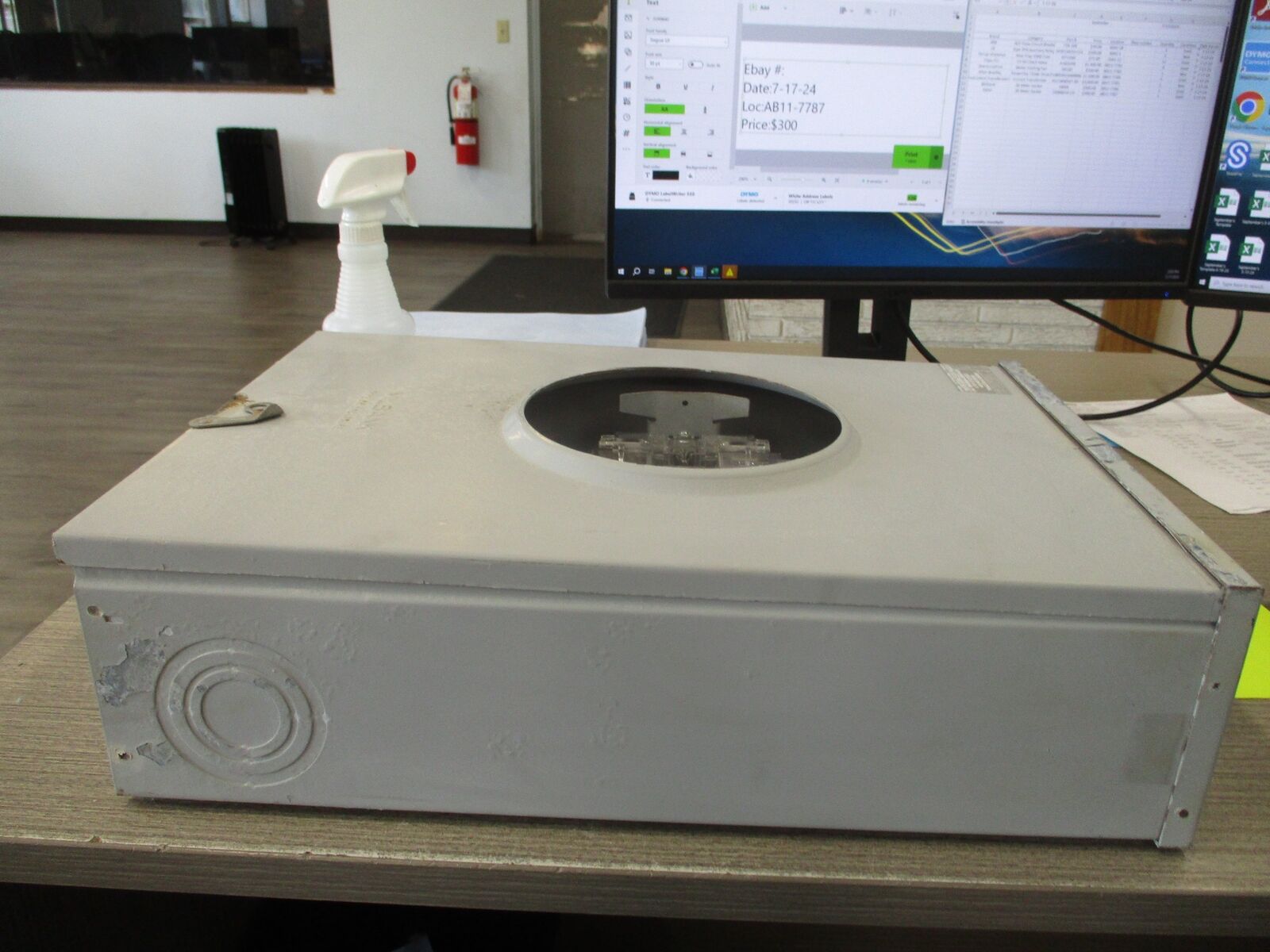Milbank 3R Meter Socket 9800L 200A 600V * Dented Bottom * Used