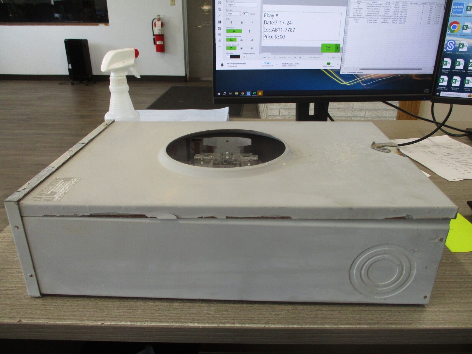 Milbank 3R Meter Socket 9800L 200A 600V * Dented Bottom * Used