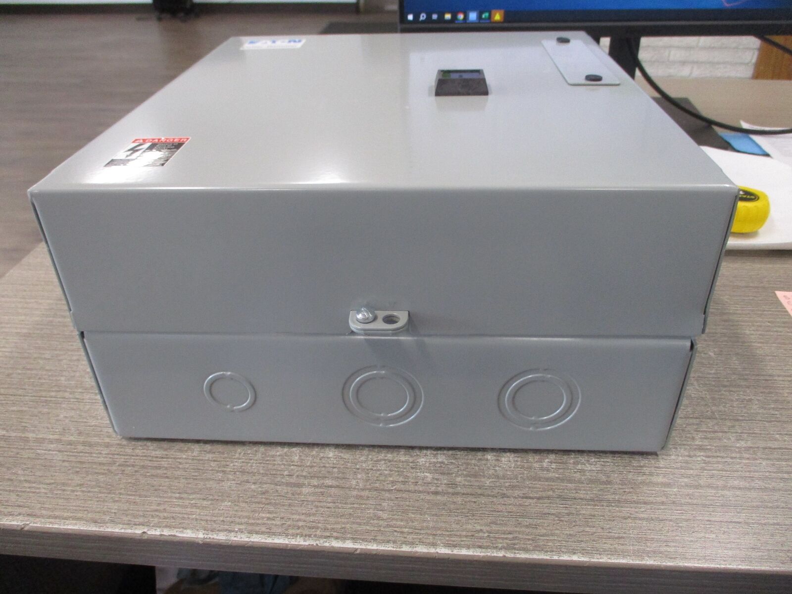 Eaton Enclosed Lighting Contactor ECC04C1A9A Ser. A1 115-120V Coil Type 1 Enclos