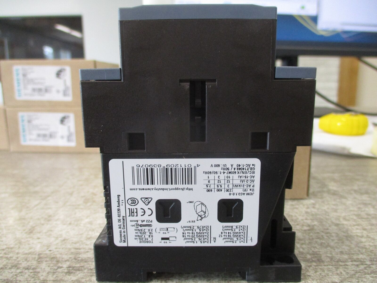 Siemens Contactor 3RT2024-1FB40 24VDC Coil 12A New Surplus