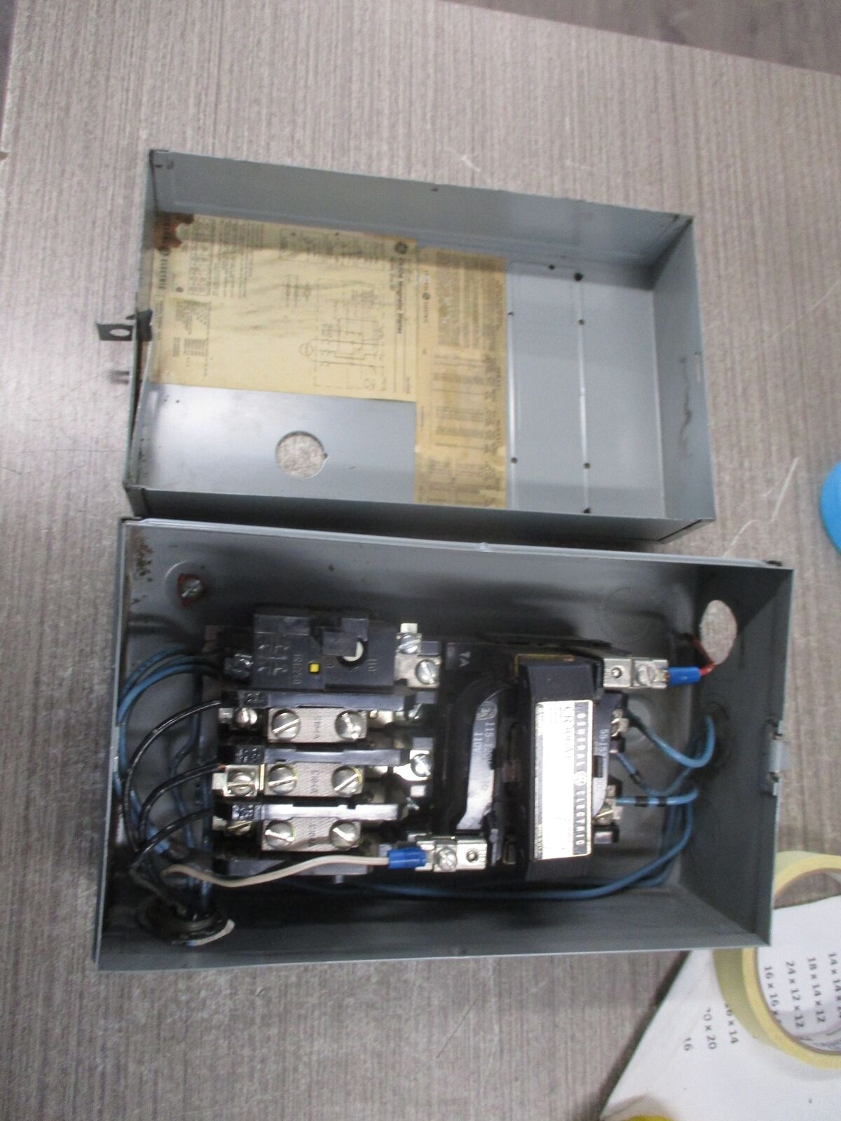 GE Enclosed Size 00 Starter CR306A1 115-120V coil 9A 600V Type 1 Enclosed Used