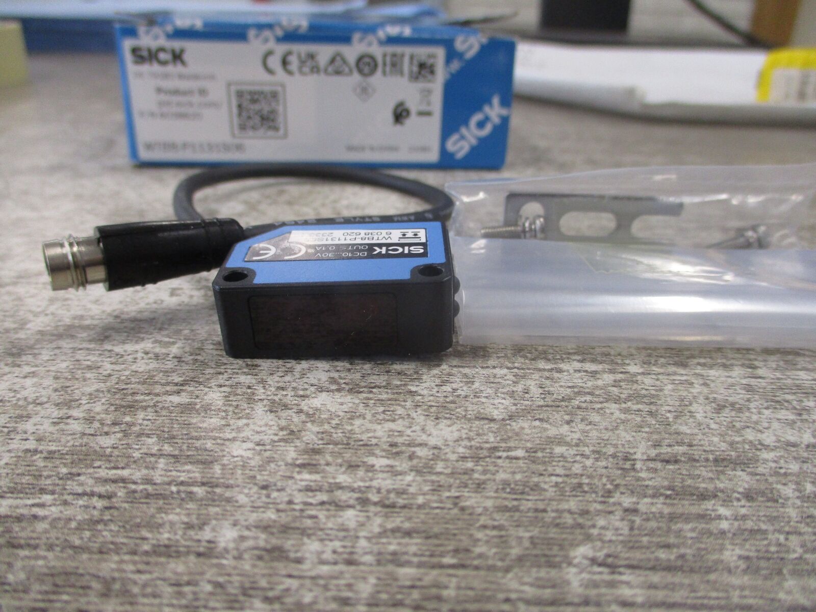 Sick Photoelectric Sensor WTB8-P1131S06 New Surplus