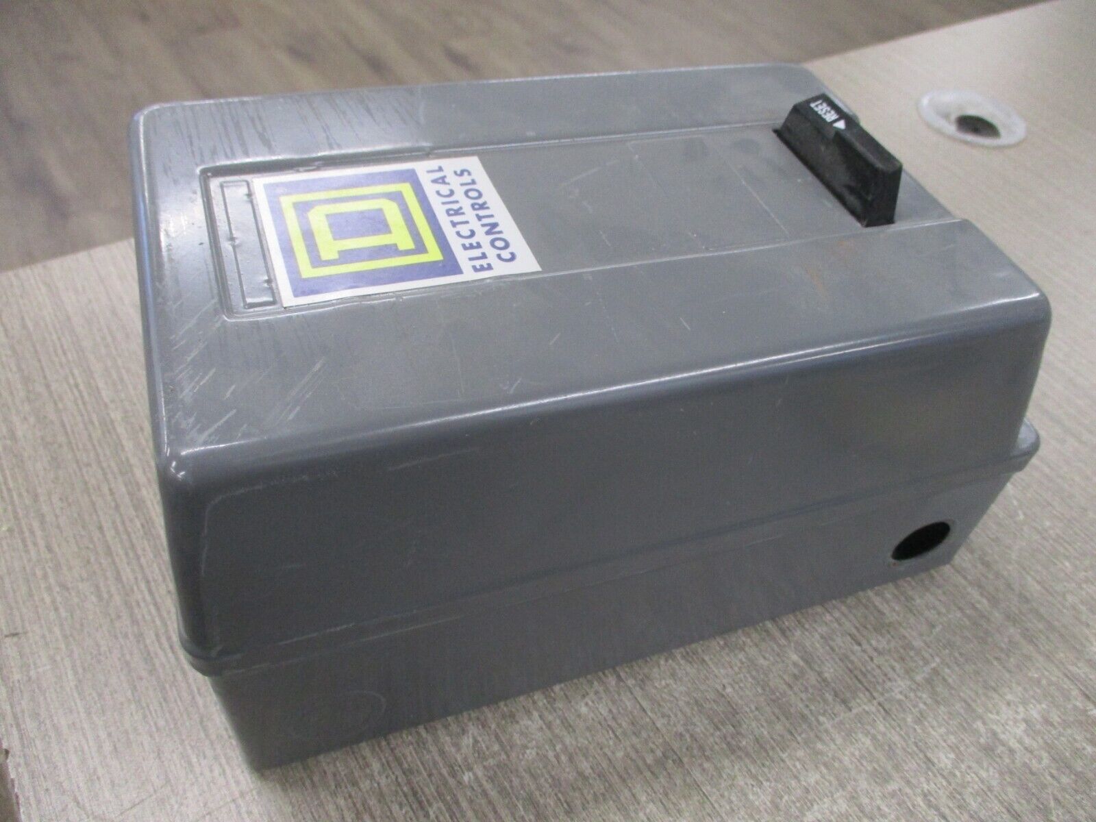 Square D Enclosed Starter 8911 REQ230G4 Ser. A 25A 600V Used