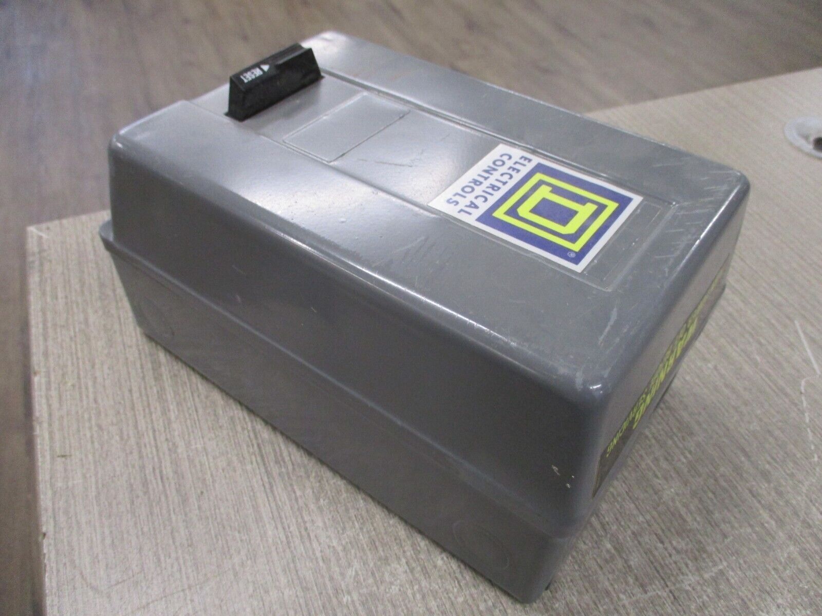 Square D Enclosed Starter 8911 REQ230G4 Ser. A 25A 600V Used