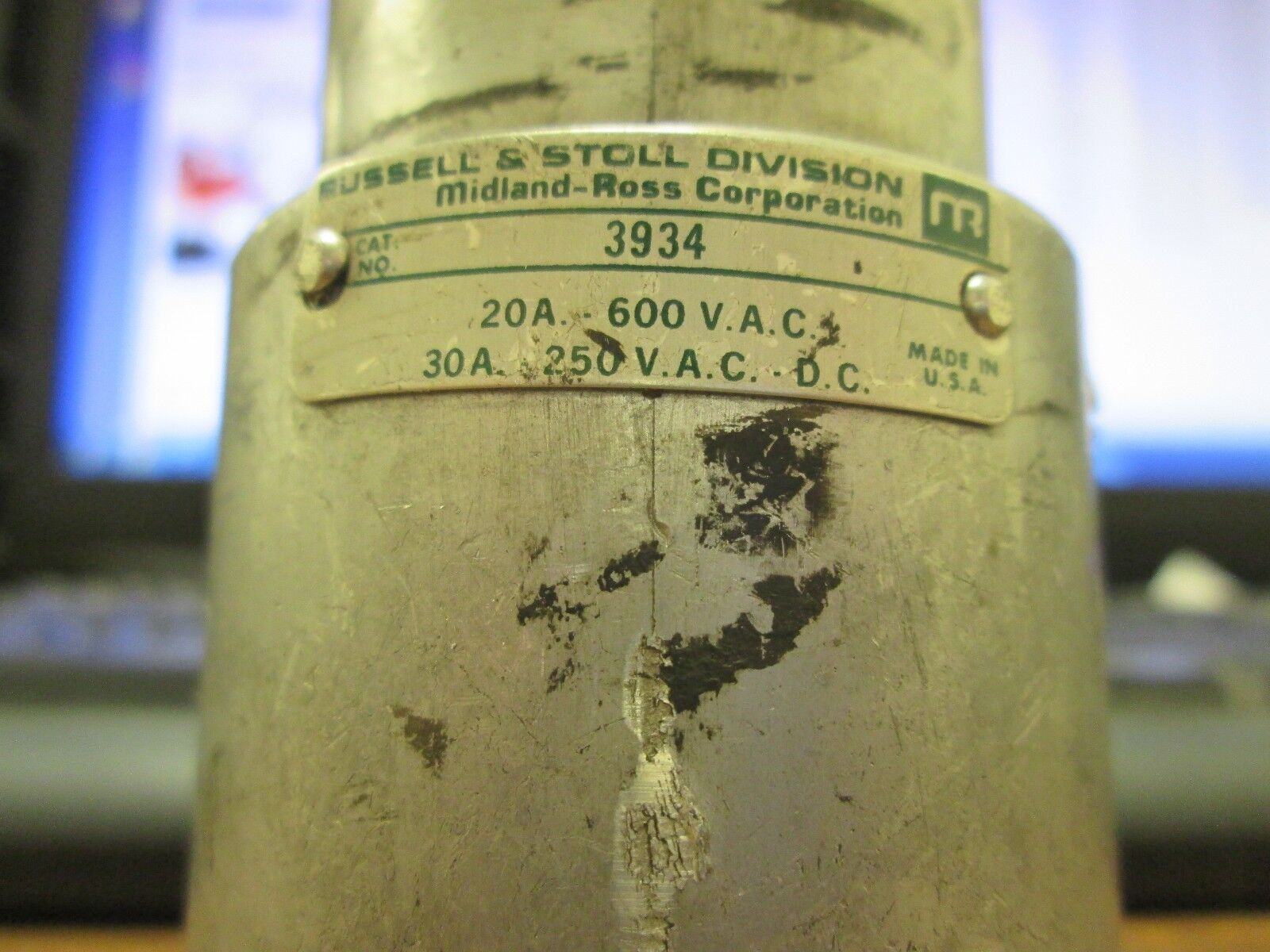 Russellstoll Connector, 3934, 20A, 600V, 30A, 250V, 3P, 4W, Used