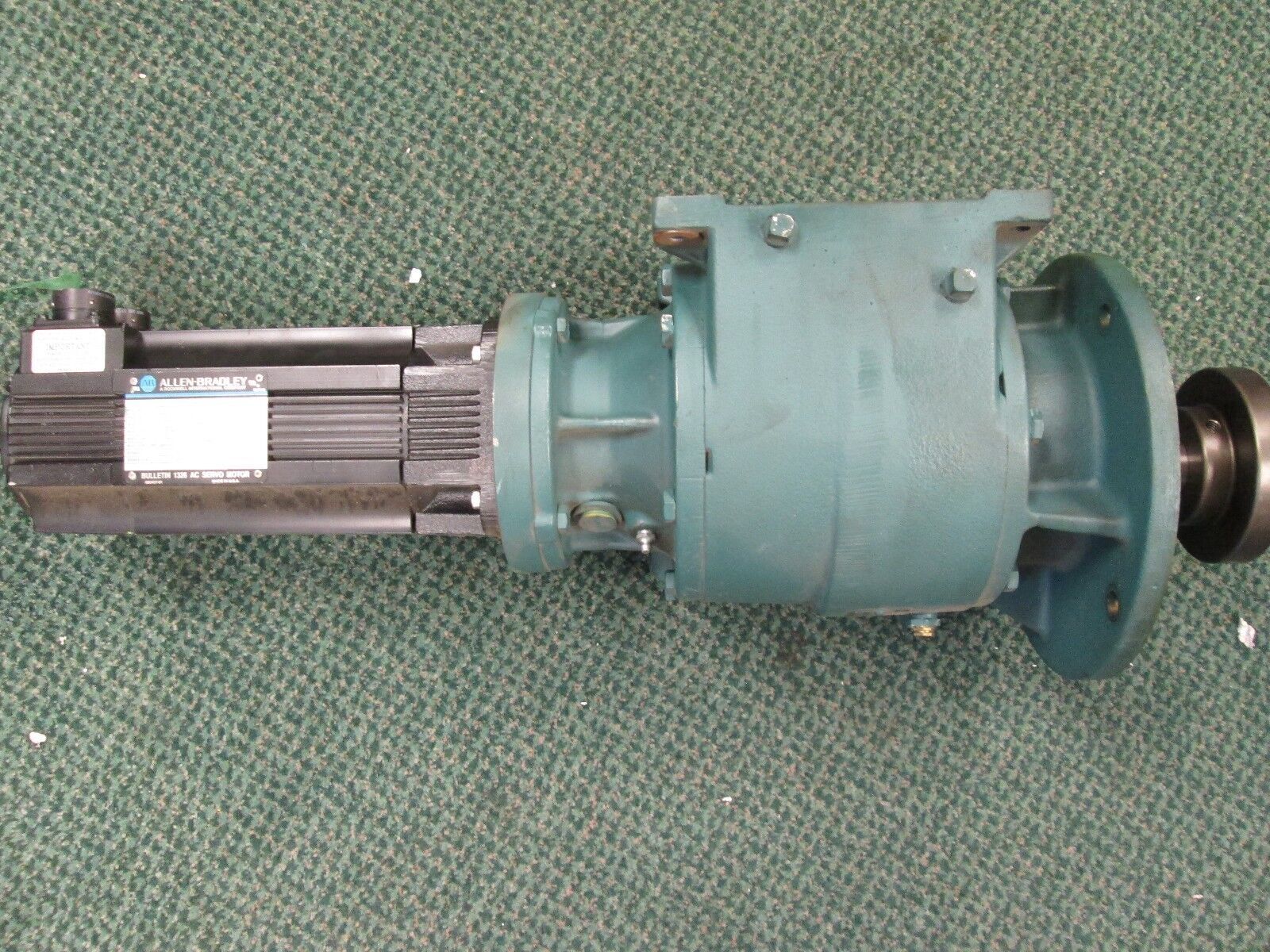 Allen-Bradley AC Servo Motor w/ gear 1326AB-B4R0E-21 3000 RPM 1.09 KW