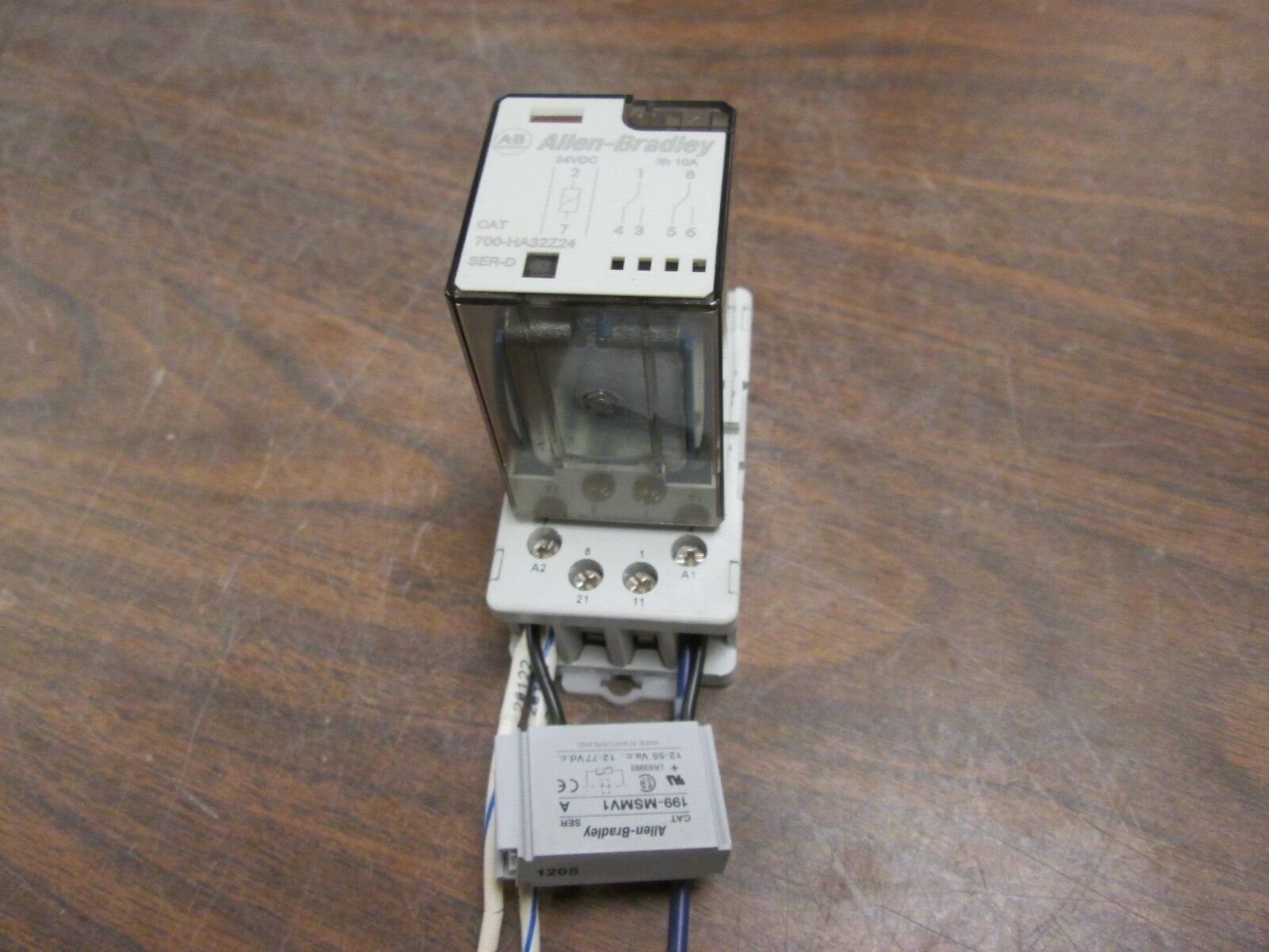 Allen-Bradley Relay w/ Base 700-HA32Z24/700-HN100 24VDC 10A Used