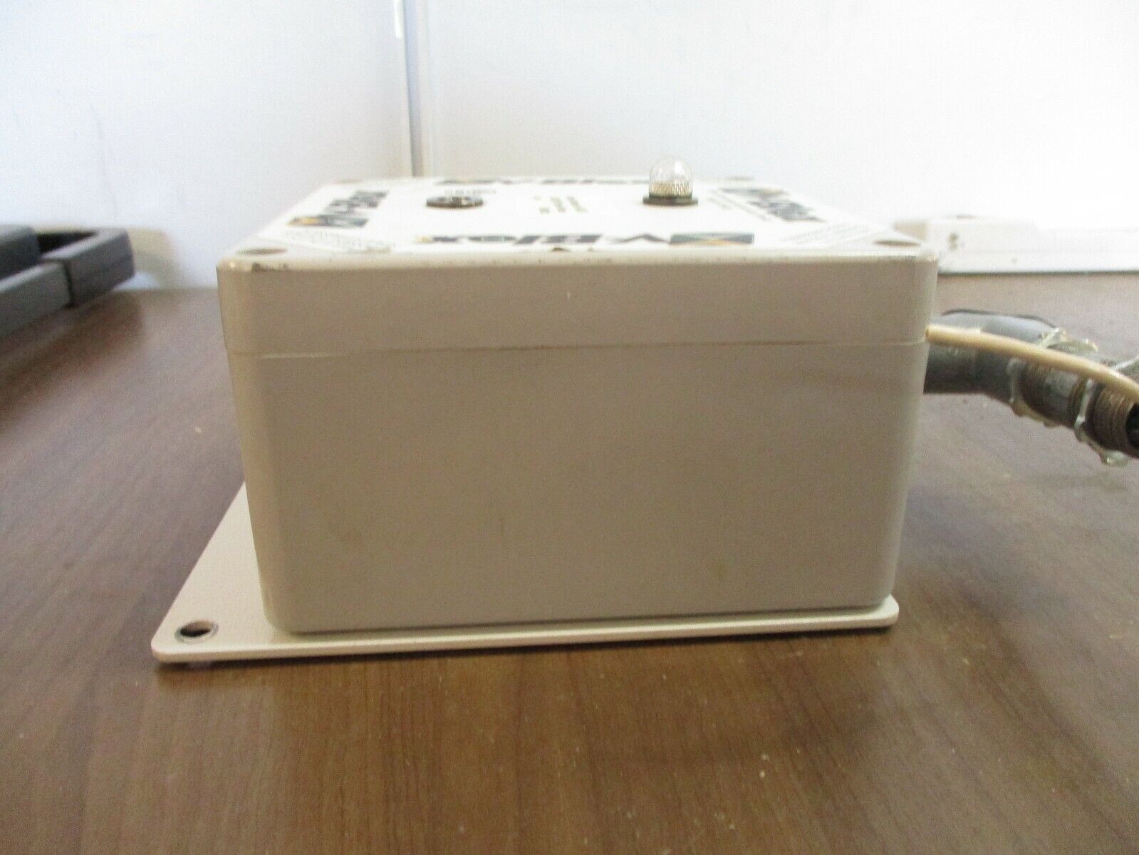 V-Blox Surge Suppressor VB-3B 120/208V 3Ph 50/60Hz *Broken Light* Used