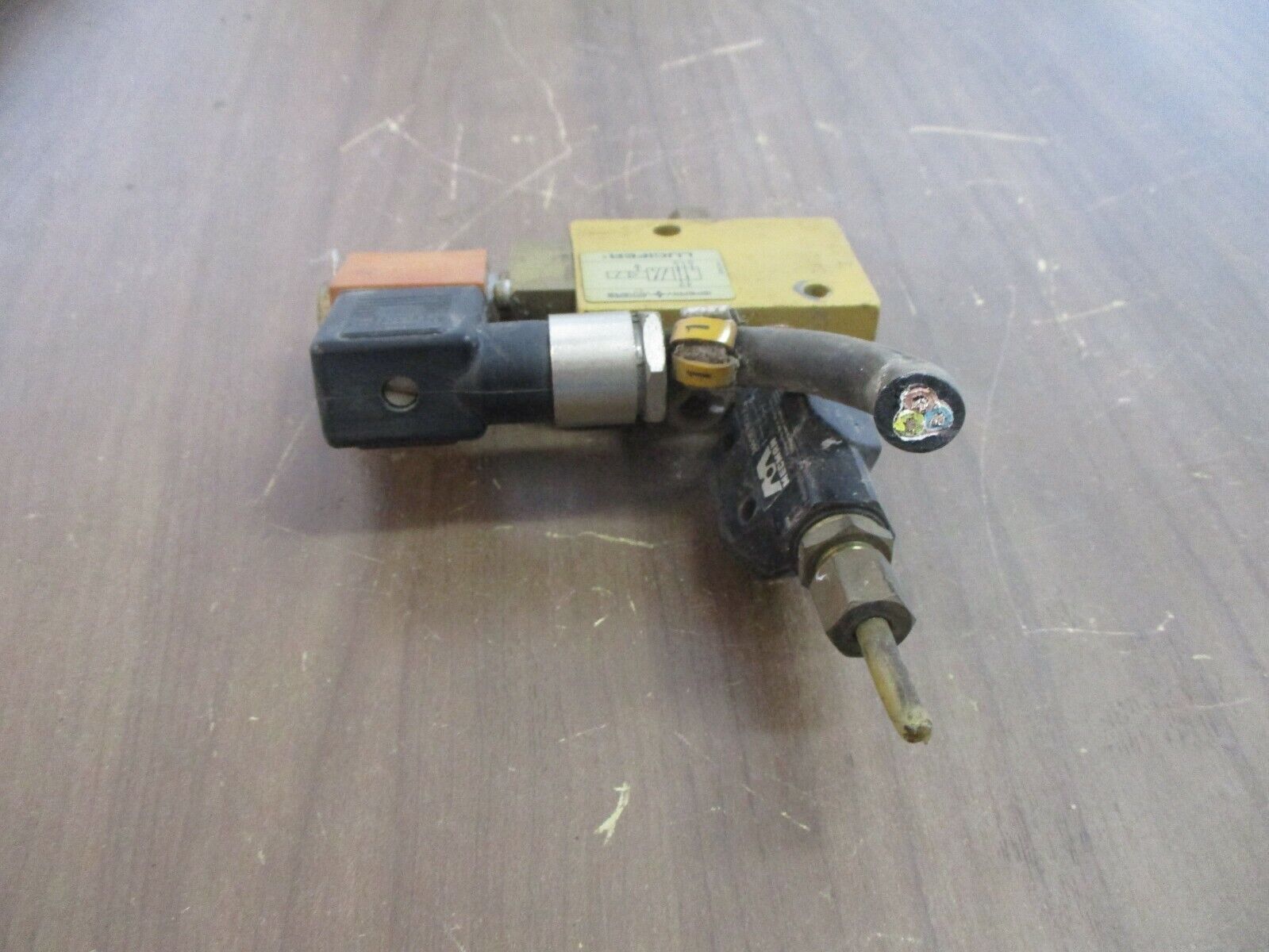 Sperry-Vickers Lucifer Solenoid Valve 341L 91 Used