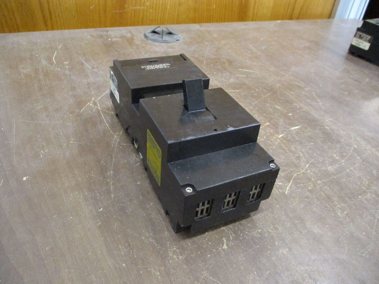 Square D Circuit Breaker QE3200VH 200A 240V 3P 22K AIC Used