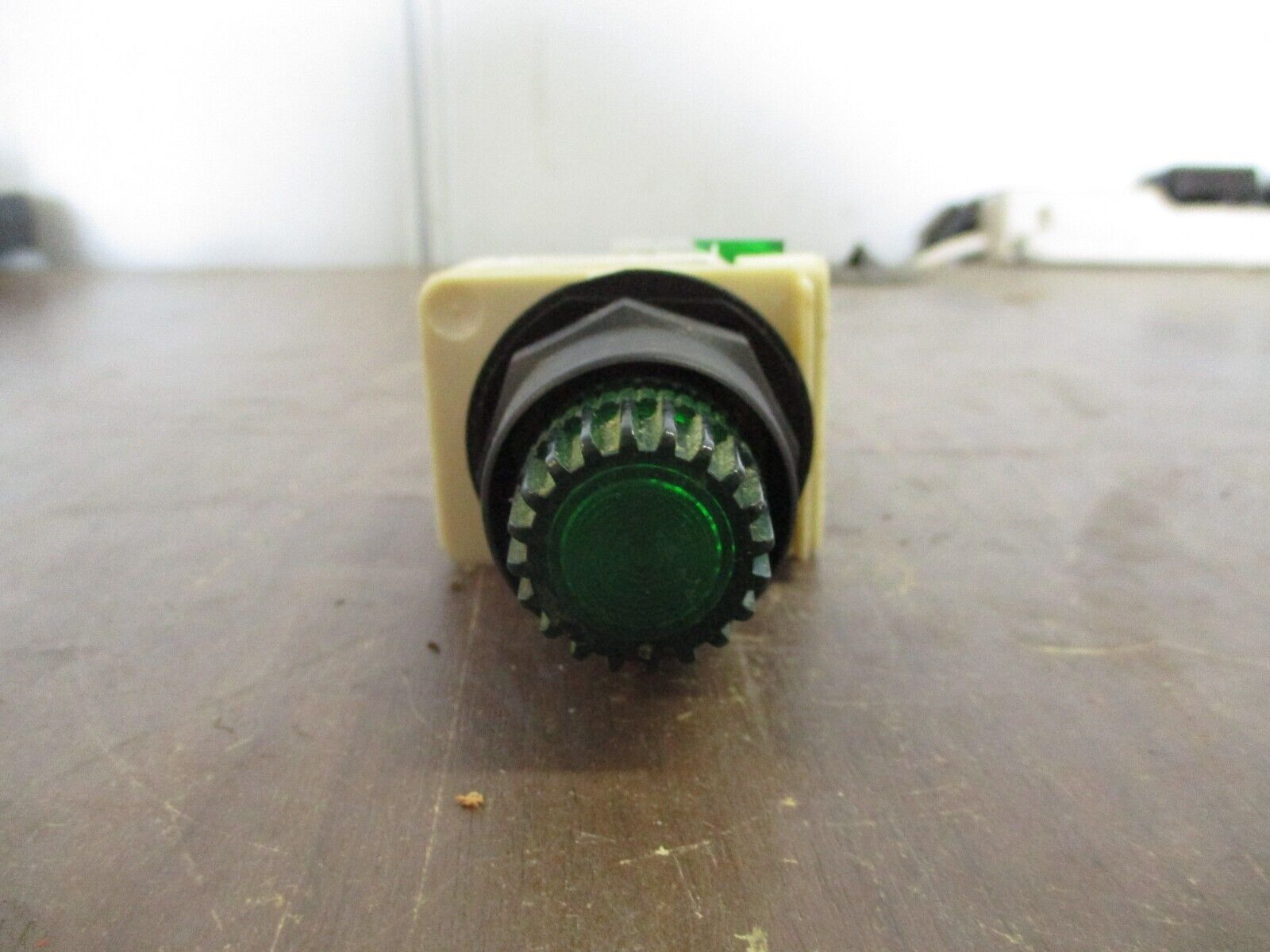 Square D Illuminated Push Button 9001 KM1 Ser. H 110-120V 50-60Hz Green Used