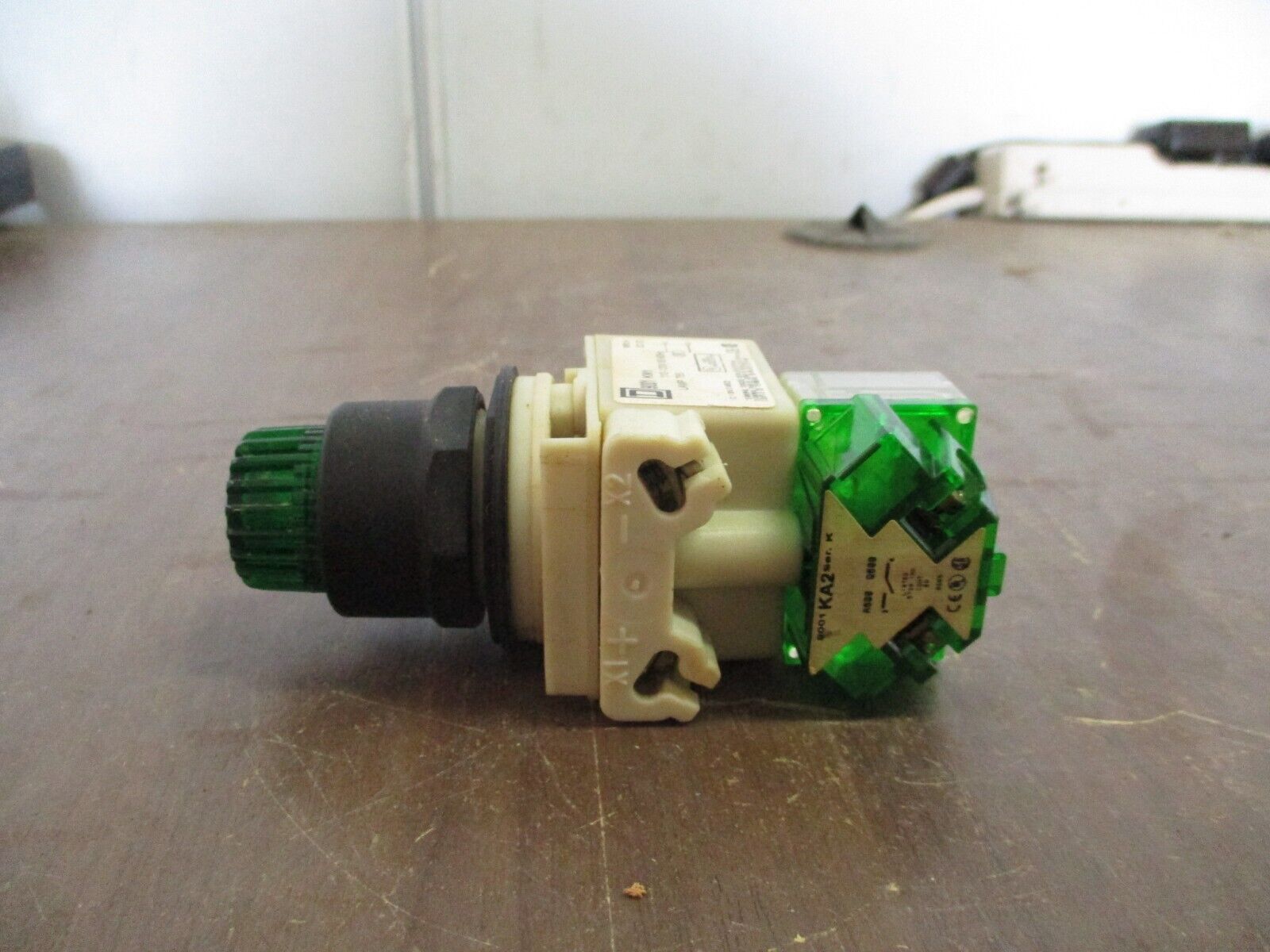 Square D Illuminated Push Button 9001 KM1 Ser. H 110-120V 50-60Hz Green Used