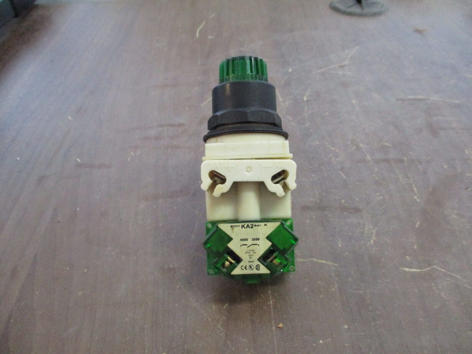 Square D Illuminated Push Button 9001 KM1 Ser. H 110-120V 50-60Hz Green Used