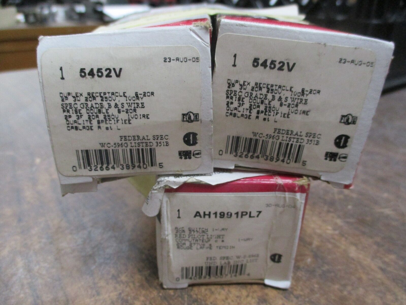 Cooper Receptacles 5452V and AH1991PL7 Lot of 3 New Surplus