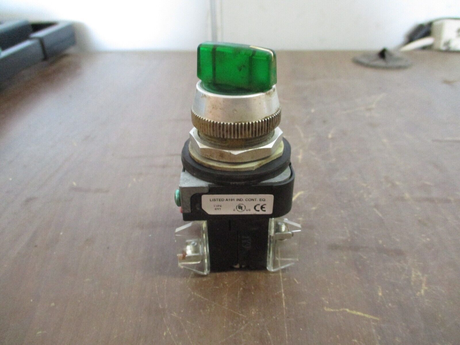 Allen-Bradley Illuminated Selector Switch 800T-24HGH2KB6AA Ser. U 24V Green Used