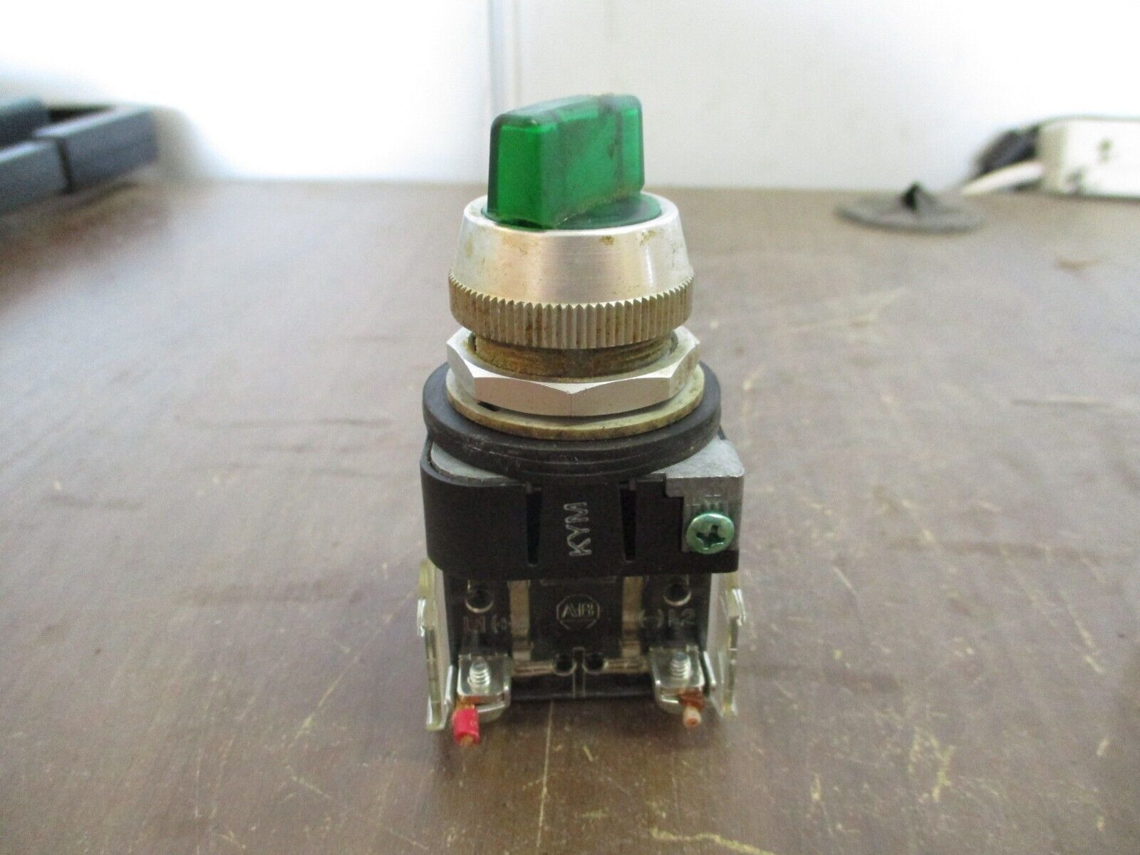 Allen-Bradley Illuminated Selector Switch 800T-24HGH2KB6AA Ser. U 24V Green Used