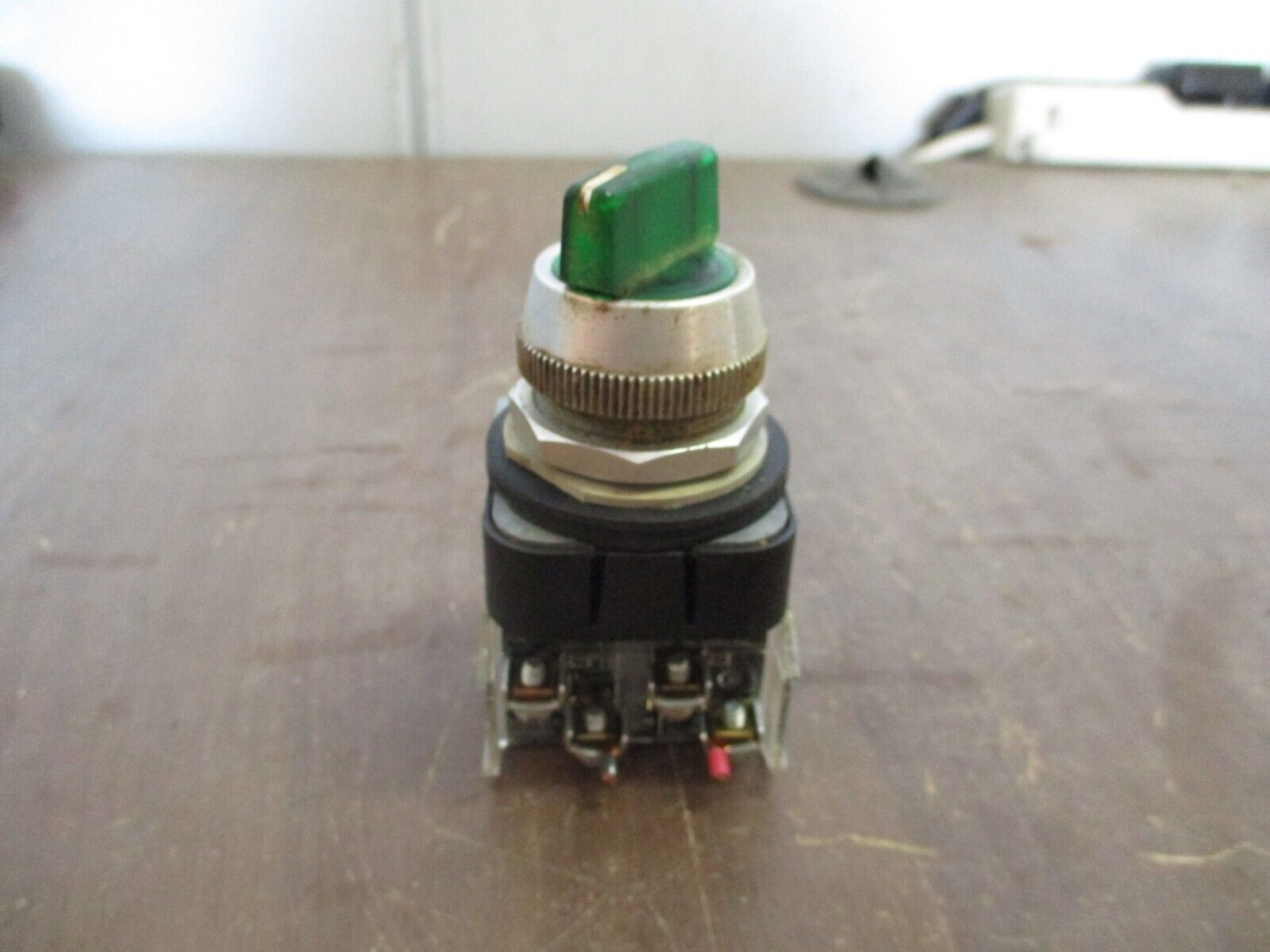 Allen-Bradley Illuminated Selector Switch 800T-24HGH2KB6AA Ser. U 24V Green Used
