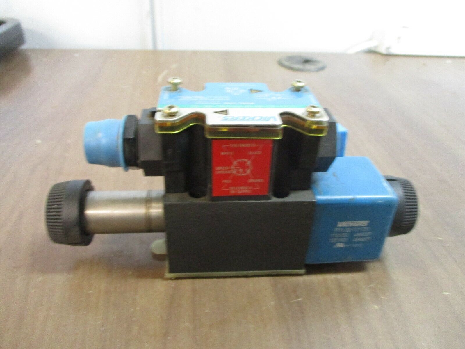 Vickers Directional Control Valve DG4V-3S-6N-M-FPA5WL-B5-60 110/120V 50/60Hz