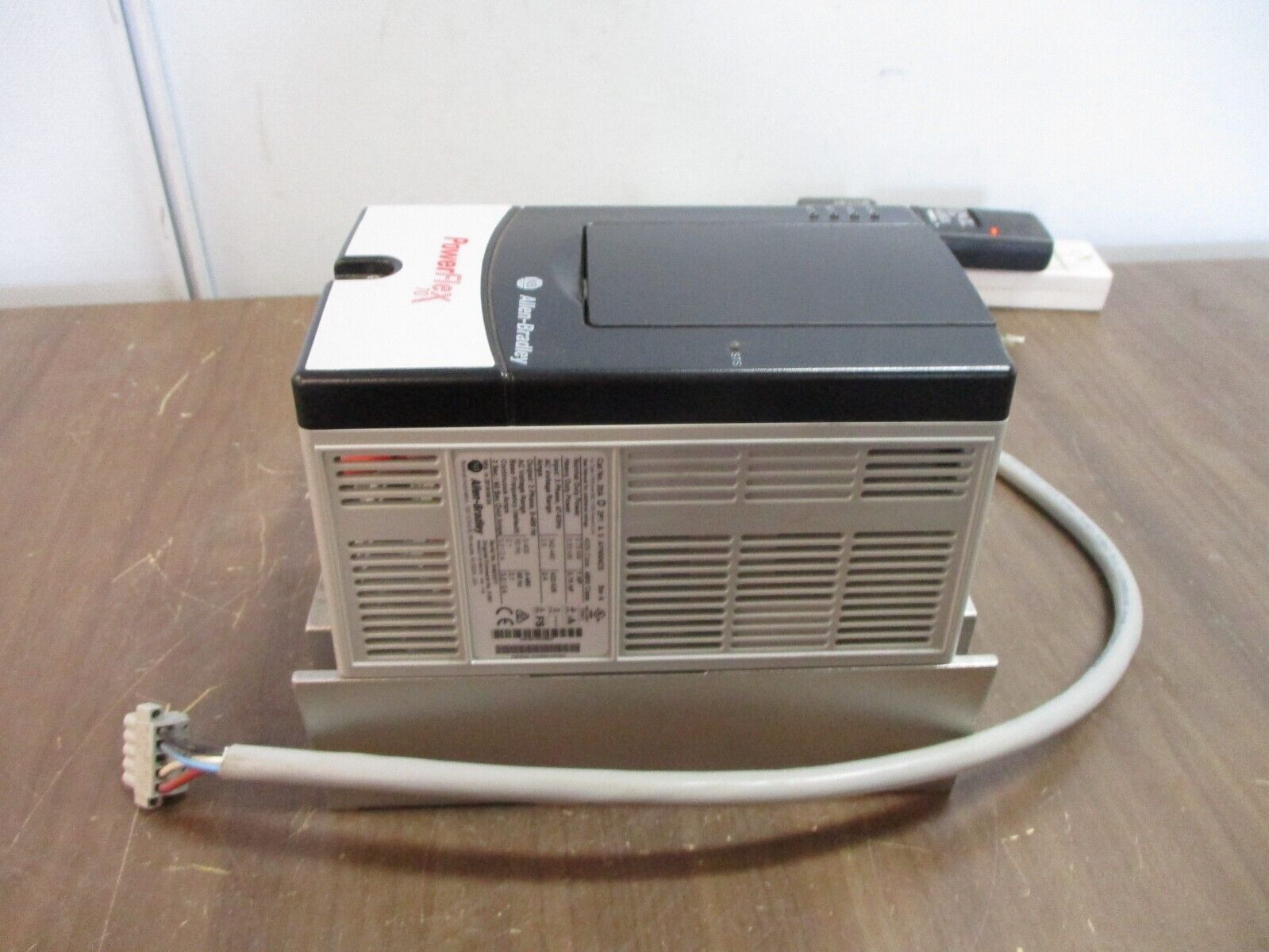 Allen-Bradley PowerFlex 70 AC Drive 20AD2P1A0AYNNNC0 1HP 3Ph *No Keypad* Used