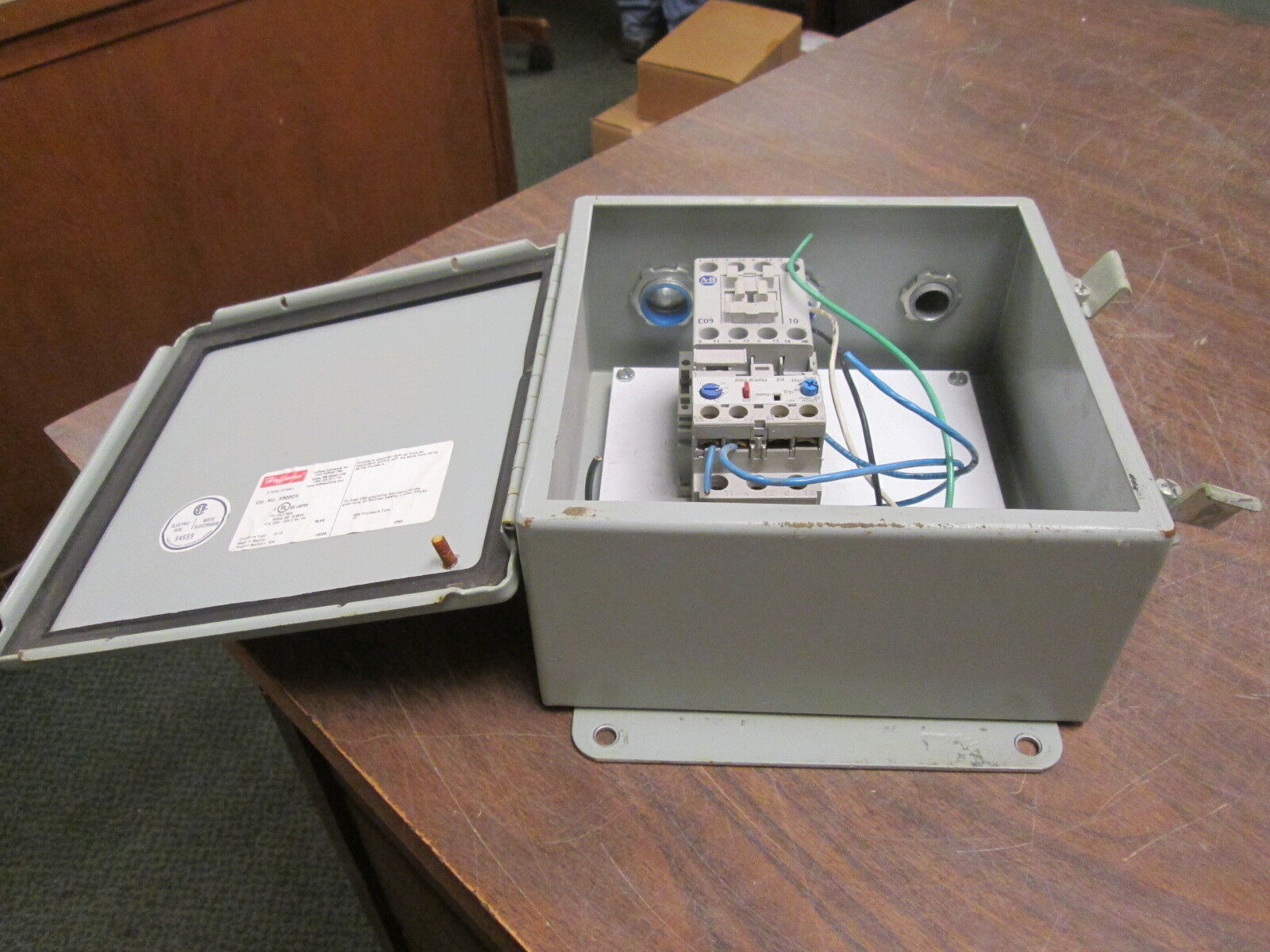 Allen-Bradley Enclosed Starter 100-C09*10/193-EASDB 120V Coil Range: 1-2.9A Used