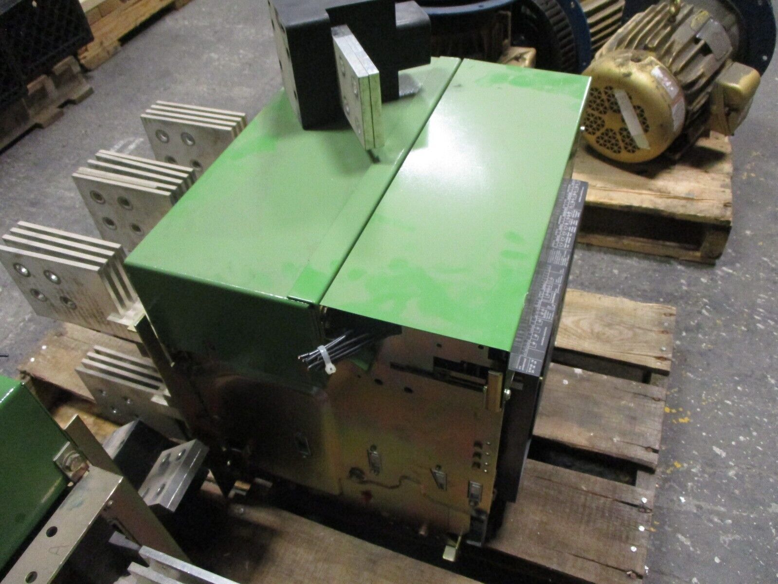 Merlin Gerin Masterpact Circuit Breaker MP30 H1 3000A Frame Size STR 38 S Trip