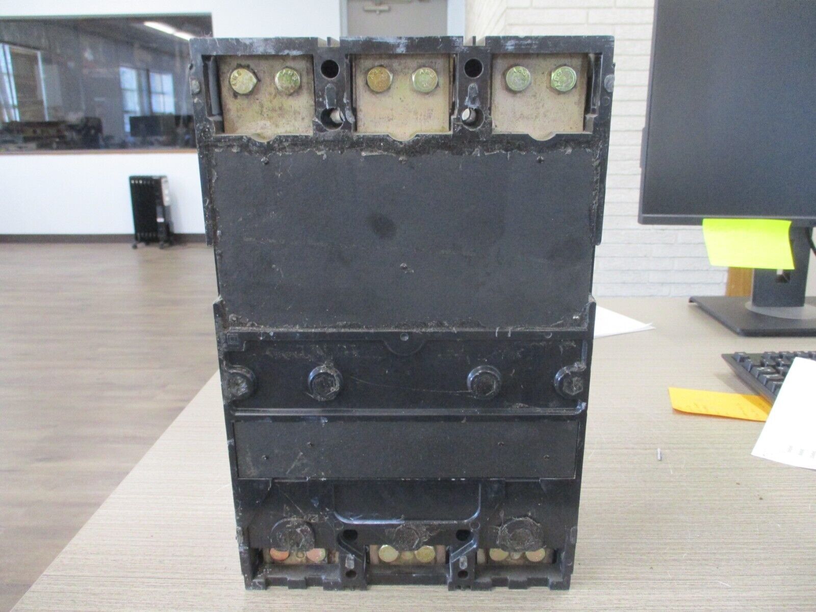 Square D Circuit Breaker 519568P14 300A 600V 3P Used