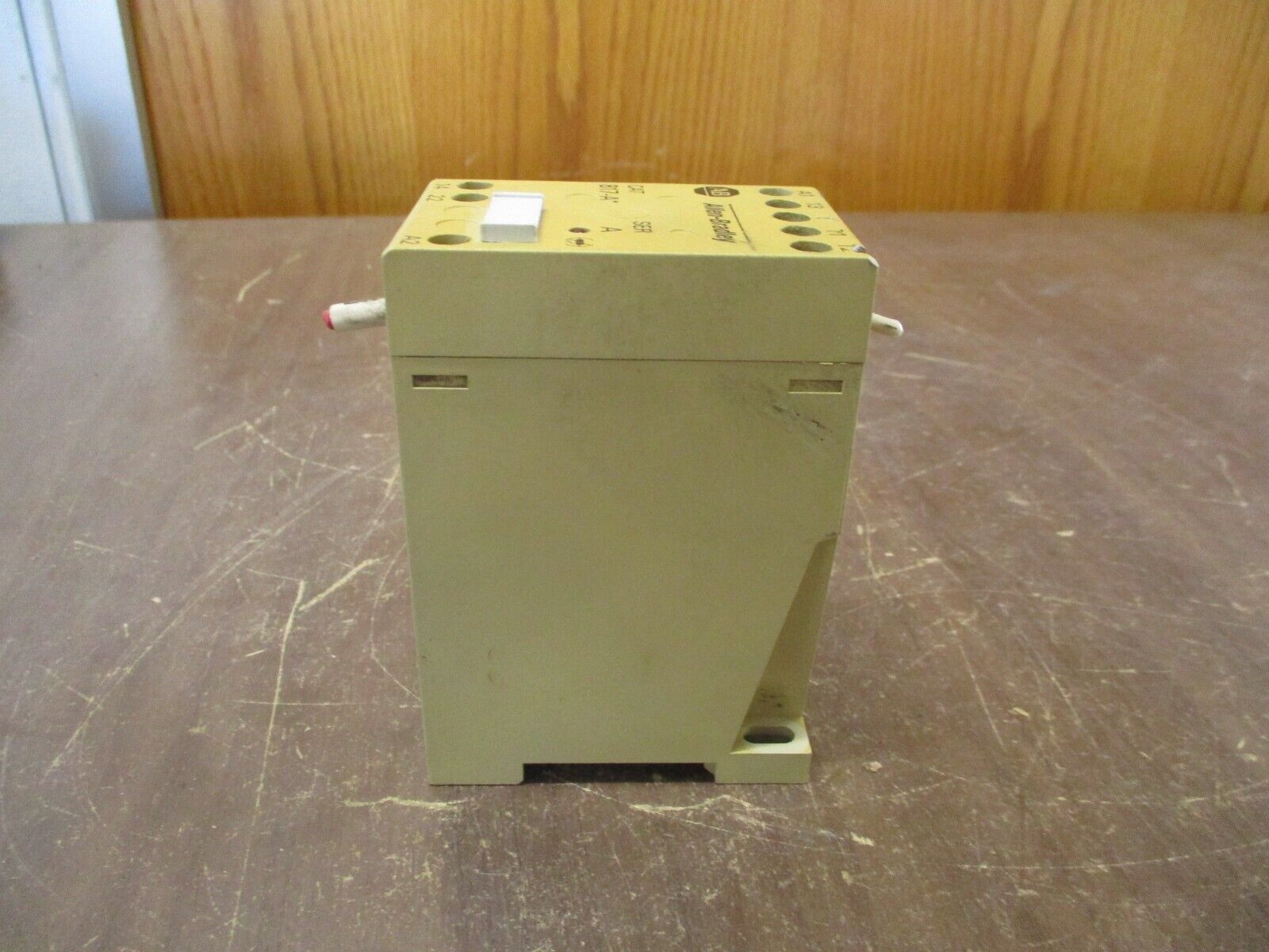 Allen-Bradley Relay 817-A* Ser A 110V 50/60Hz 2VA *Chipped* Used
