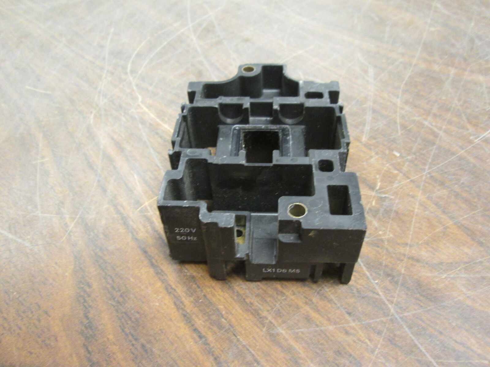 Telemecanique Magnetic Coil LX1 D6 M5 220V@50Hz *Chipped Mounting Bracket* Used
