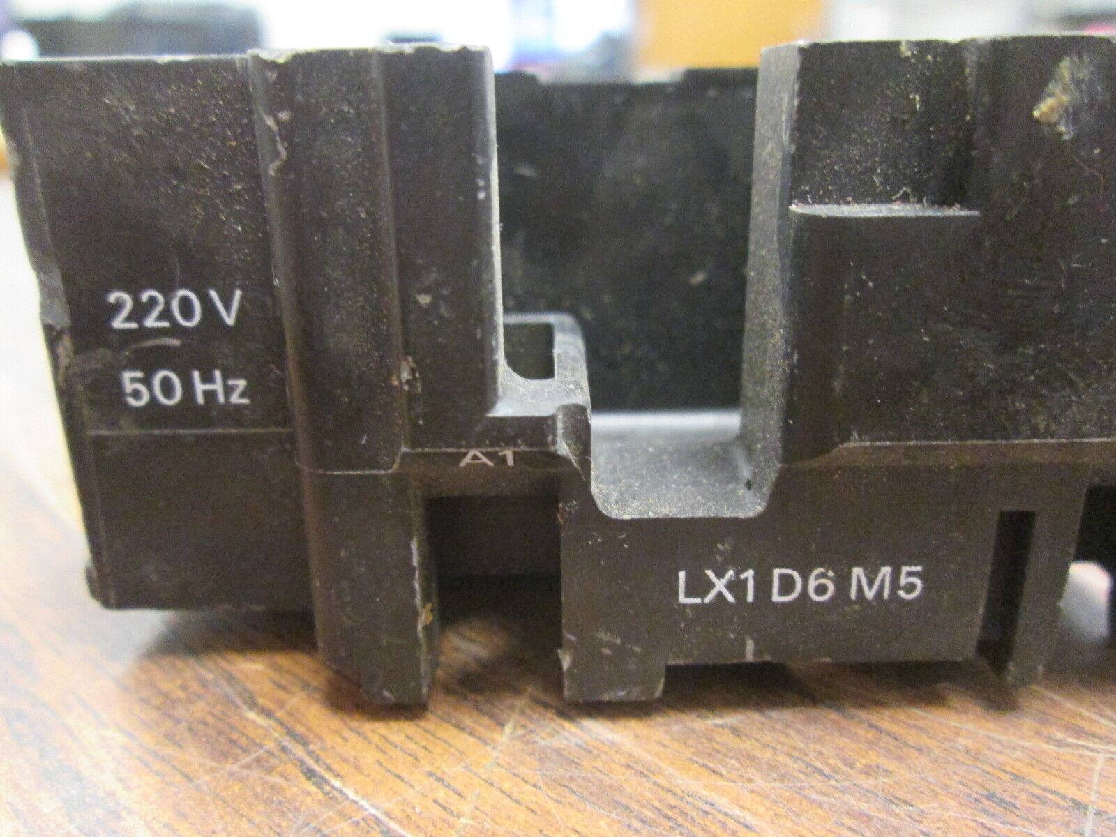 Telemecanique Magnetic Coil LX1 D6 M5 220V@50Hz *Chipped Mounting Bracket* Used