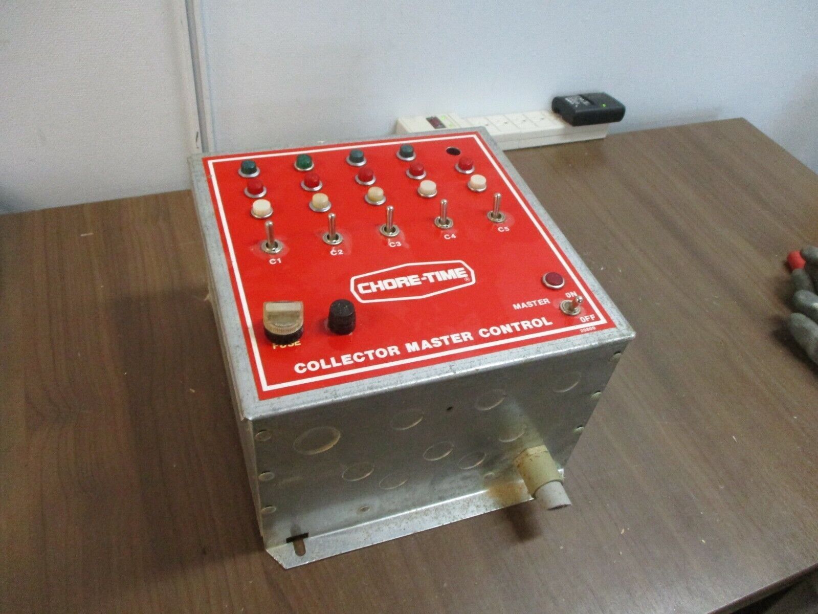 Chore-Time Collector Master Control 20809 *Missing (1) Light* Used