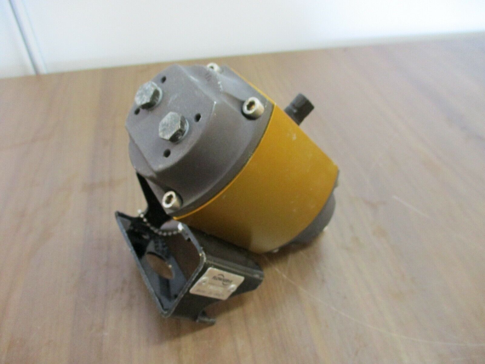 Flowserve Series 39 Pneumatic Actuator Part #:10 39 SN R6 *Missing Red Top* Used
