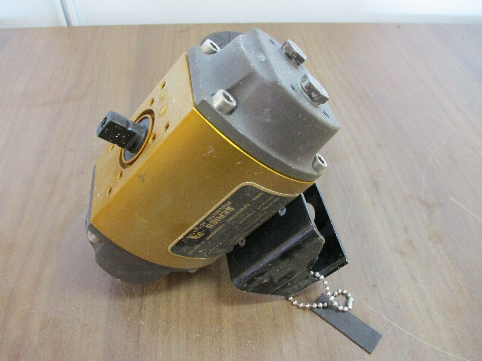 Flowserve Series 39 Pneumatic Actuator Part #:10 39 SN R6 *Missing Red Top* Used