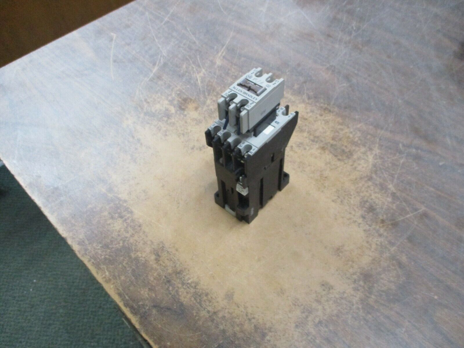 Allen-Bradley Contactor 700DC-F400* w 195-FA02 Aux Contact Block 24VDC Coil Used