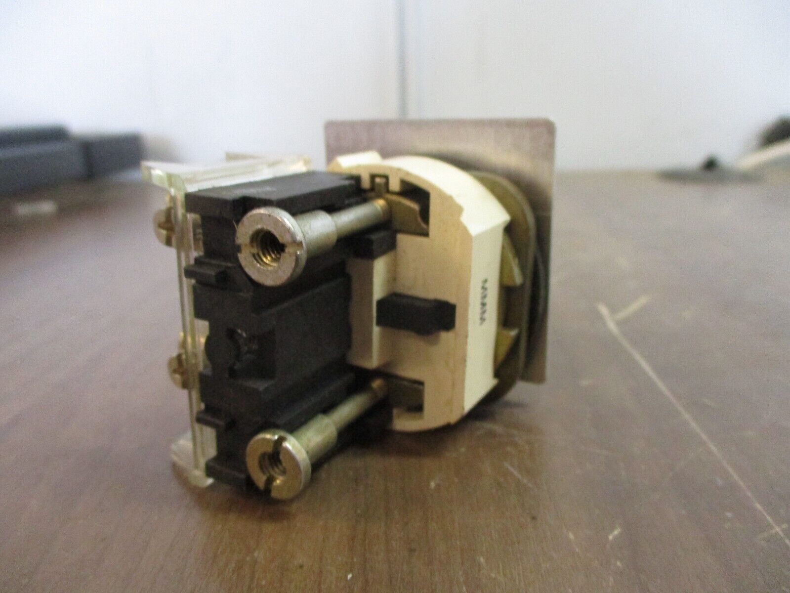 Allen-Bradley Selector Switch 800T-H2 Ser. T Nema Type 4, 13 Used