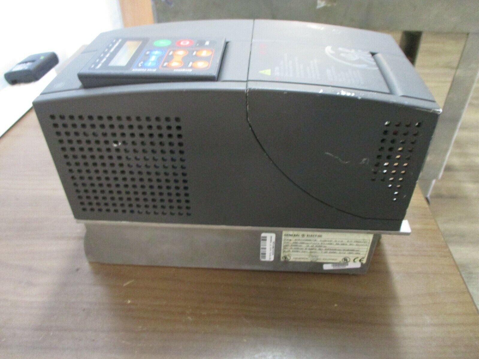 GE AC Drive 6KAVI43005Y1B 5HP 3Ph w/ Keypad *Chipped Corner* Used